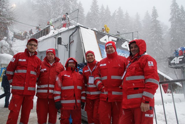Das Rot-Kreuz-Team beim Athletendorf am Schanzentisch. | Foto: Alexander Holzmann