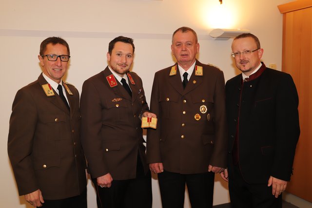 Bezirks-Feuerwehrkommandant Josef Lindner, Christian Schrattenholzer, Anton Scharinger und Bezirkshauptmann Werner Kreisl (v. l. n. r.).
