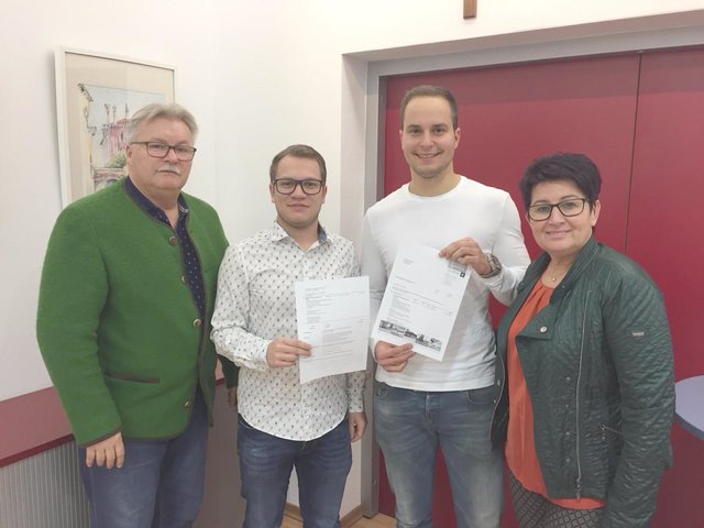Bgm. Josef Kutrovatz, Jugend-GR Maximilian Reiner, GR Peter Rupp und Vizebgm. Ulrike Kitzinger zeigen sich zufrieden. | Foto: Gemeinde Sigleß