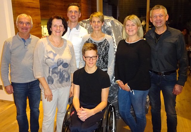Felix, Hannes und Doris Kirchmair bedankten sich bei Heimatbühne-Obmann Rudi Krauße, Monika Steiner und den Hauptdarstellern Kathrin Greco und Manfred Schweinester für die großzügige Spende | Foto: Gernot Schwaiger