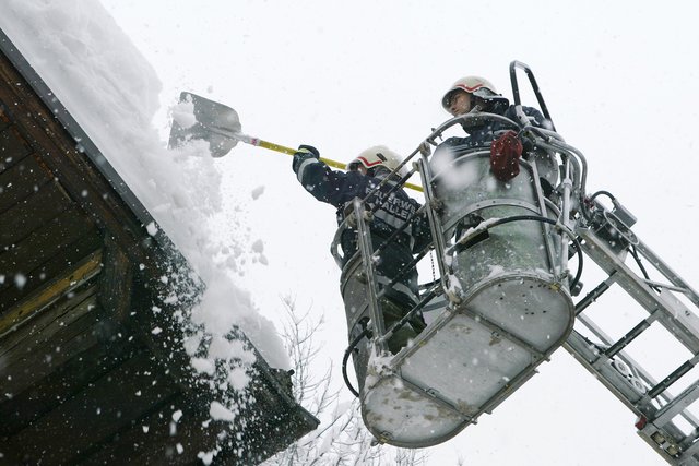 Die Feuerwehr befreit Dächer in Hallein von den Schneemassen.  | Foto: ©LFVSalzburg 