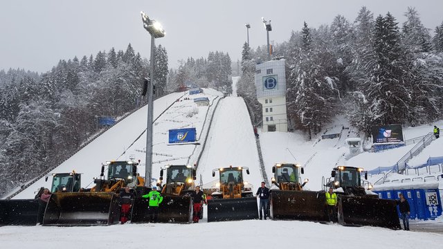 Die Radlader waren im Dauereinsatz: Mehr als 10.000 Kubikmeter Schnee wurden abtransportiert. | Foto: Skiclub Bischofshofen