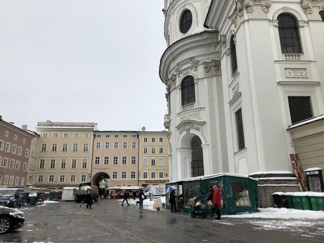Mülltonnen und parkende Autos prägen den Platz vor der Kollegienkirche. 