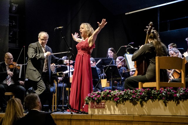 Barbara Pöltl, Alois Lugitsch und die Philharmonia Steiermark begeisteren bei den Lions-Neuejahrskonzerten. | Foto: Johann Zugschwert