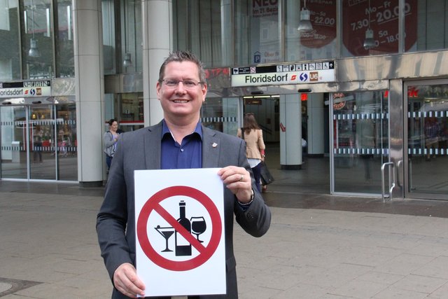 Bezirksvorsteher Georg Papai ist für ein Alkoholverbot am Franz-Jonas-Platz, jedoch nicht als alleinige Maßnahme.