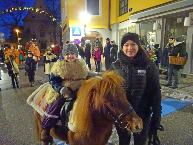 [b]Dreikönigsritt in Scheibbs:[b] Viktoria Krenn (l.) auf ihrem Pony "Sissi". | Foto: Walter Mayr
