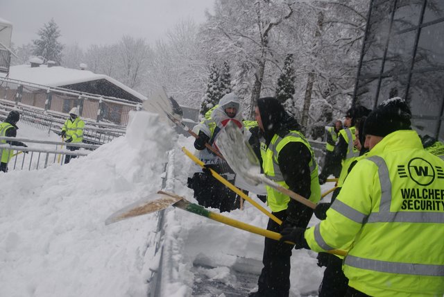 Auch das Security-Personal musste zur Schaufel greifen, hier wurde jede Hand gebraucht.  | Foto: Alexander Holzmann