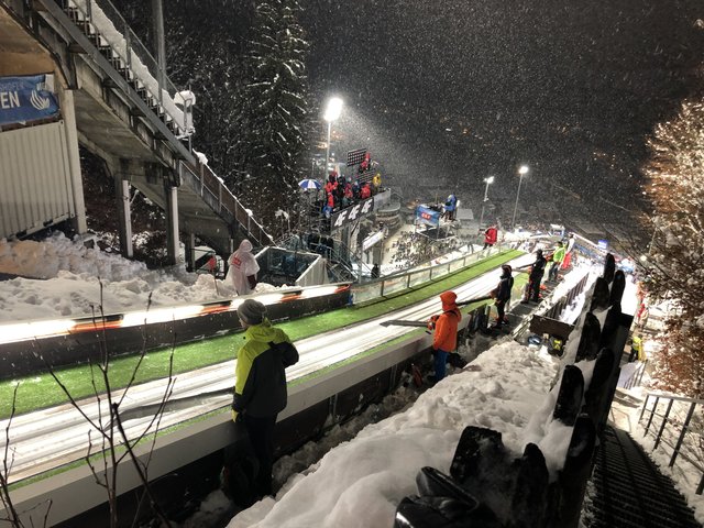 Der Schneefall hielt auch während des gesamten Wettberwerbs an, die spurbläser hatten alle Hände voll zu tun. | Foto: Alexander Holzmann