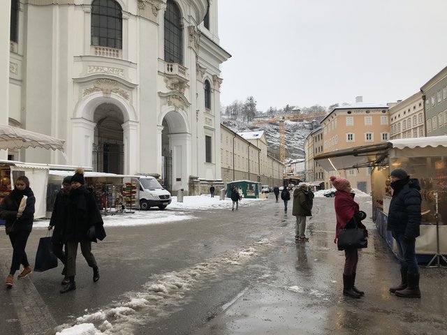 Der Platz im Winter. 