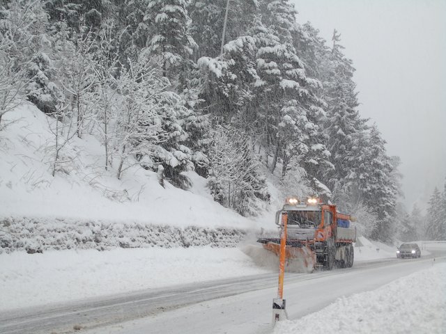 Schneeräumung zwischen Pians und Strengen. | Foto: Straßenmeisterei Zams