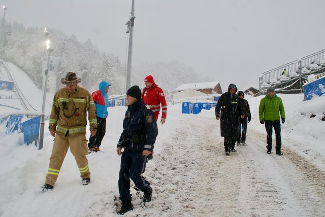 Stadionbegehung im Schneegestöber mit den Einsatzkräften. | Foto: Alexander Holzmann