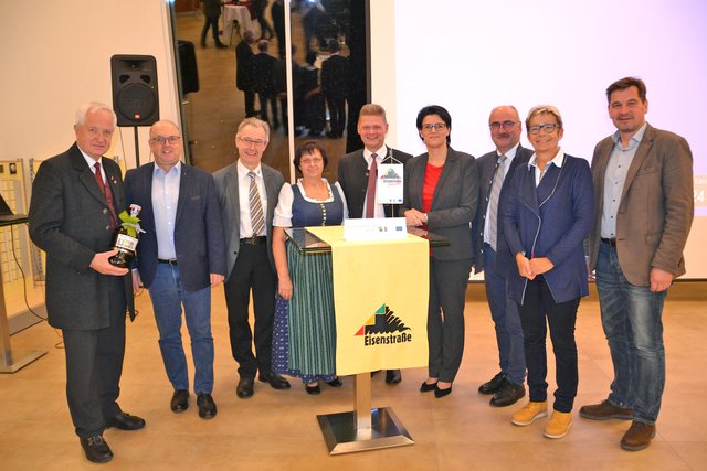 Ehrung für ein "Eisenstraße-Urgestein": Der ehemalige Ybbsitzer Bürgermeister Josef Hofmarcher (l.) war einer der Gründungsväter.