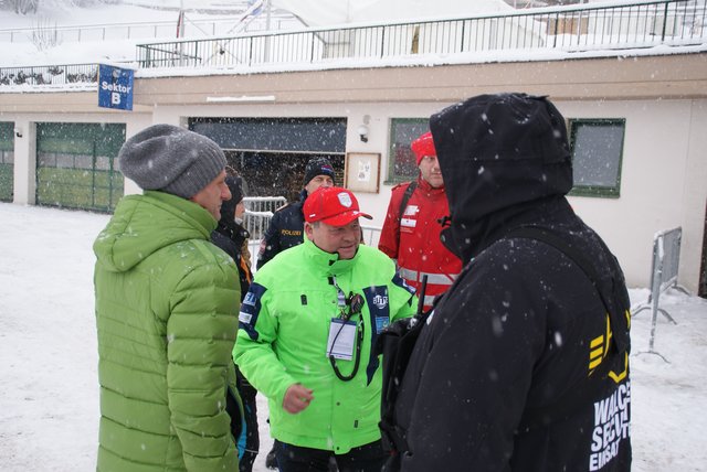 Absprache mit den Einsatzkräften im Schneegestöber. | Foto: Alexander Holzmann