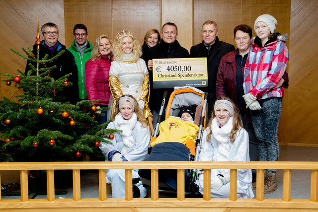 Eine Abordnung der SPÖ St. Aegidi und das Christkind samt seinen Engerln übergaben der kleinen Petra und ihrer Familie den Spendenscheck.