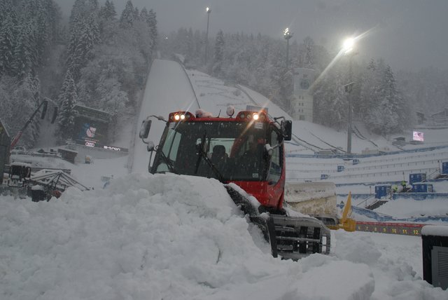 Im Minutentakt schob die Pistenraupe kubikmeterweise Schnee vom Aufsprung in den Auslauf.  | Foto: Alexander Holzmann