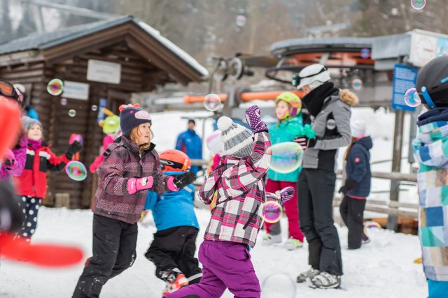 Jede Menge Spaß für die Kinder in den Ybbstaler Alpen: Auch im neuen Jahr haben Ötscher und Hochkar einiges zu bieten.