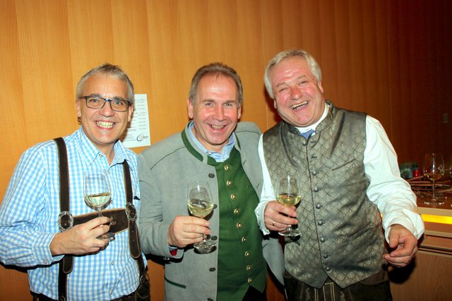 "Wir kommen sowieso nicht in die Zeitung",
meinten Johann Berthold, Gerald Schörg und
Josef Sedlmeier beim Landjugendball in
Stockerau.