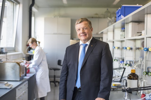 LR Tilg hat die Wissenschaftsförderung in Tirol auf sieben Millionen Euro jährlich ausgebaut.
 | Foto: © Land Tirol/Berger