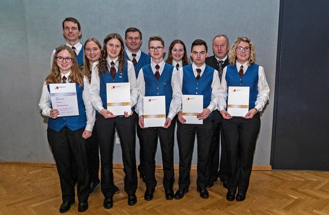 v.l: Petra Wiesinger, Dietmar Azesberger, Bezirksjugendreferetin Mag. Christine Niedersüß, Elena Neumüller, Robert Gierlinger, Jakob Lang, Jugendreferentin Sandra Hofer, Jan Hofer, Bezirksobmann Hermann Stallinger, Viktoria Lindorfer | Foto: Christine Niedersüß