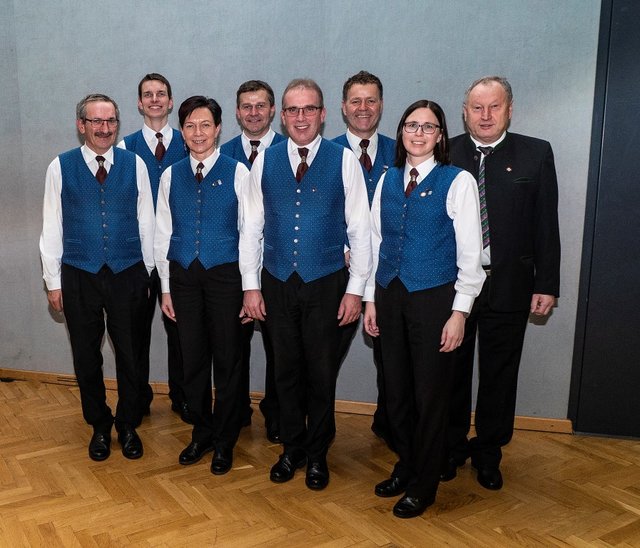 v.l: Josef Furtmüller, Dietmar Azesberger, Irmgard Gahleitner, Robert Gierlinger, Hermann Gierlinger, Bürgermeister Heinz Kobler, Birgit Herrnbauer, Bezirksobmann Hermann Stallinger | Foto: Christine Niedersüß