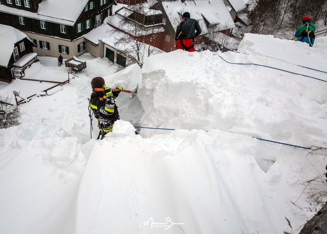 In St. Johann musste die Feuerwehr eine Schneewechte wegschaufeln.