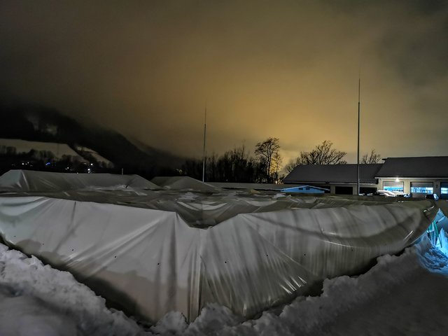 Der Haller Traglufthalle ging der Strom aus. Nun will LR Gabriele Fischer so schnell wie möglich die Halle abbauen lassen. | Foto: Zeitungsfoto