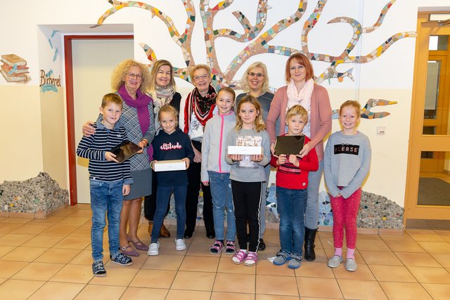 &lt;f&gt;GR B. Bock, Lehrerin I. Weißenegger, &lt;/f&gt;G. Jessenig, Lehrerin M. Hamers, Elternvereins-Obfrau M. Palli mit Schülern | Foto: Pixelworld
