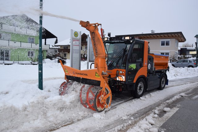 Von der vielfältigen Einsetzbarkeit des neuen Multicar M29C überzeugte sich Bauhofmitarbeiter Peter Ladstätter gleich im Winterdienst. | Foto: Stadtgemeinde Wörgl