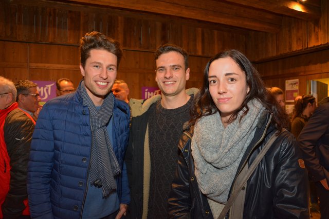 Guntram Jörg (l.), Geschäftsführer Steinb(l)ock Boulderhalle, mit Kletter-Ass Katharina Posch (r.) und deren Freund Manuel (m.)