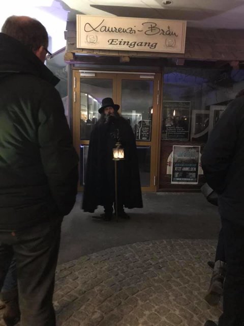 Der Ghostwalker Josef Tschida führte einen schaurig-unterhaltsamen Spaziergang samt Dinner im Laurenzi-Bräu durch Gleisdorf. | Foto: Laurenzi-Bräu