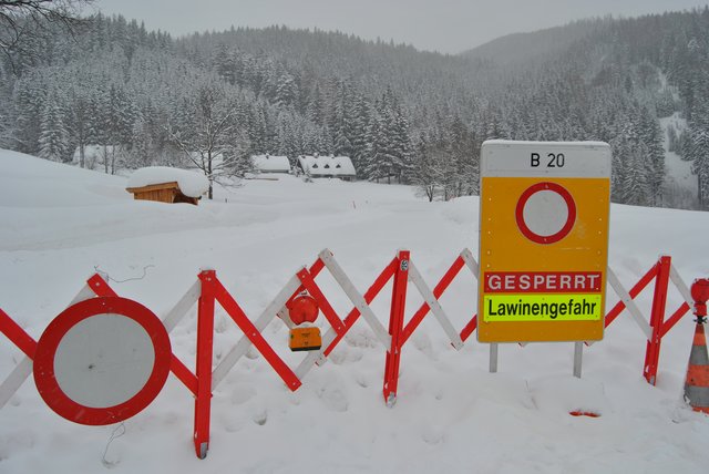 Straßensperre über den Seeberg. Die B20 ist ab Seewiesen wegen Lawinengefahr gesperrt. | Foto: Foto: Hackl