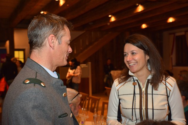 TVB Geschäftsführer Thomas Köhle begrüßt Elena Bremberger, Bezirksstellenleiterin der WKO Tirol in Imst