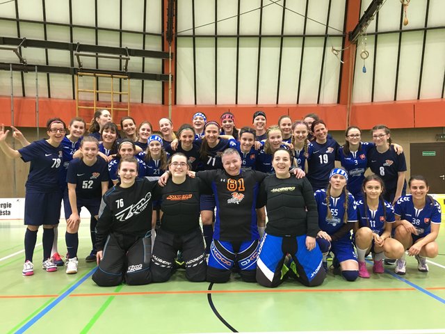 Die beiden Damenteams sitzen hier wieder friedlich zusammen, während des Spiel schenkten sie einander aber nichts. | Foto: FBC Dragons