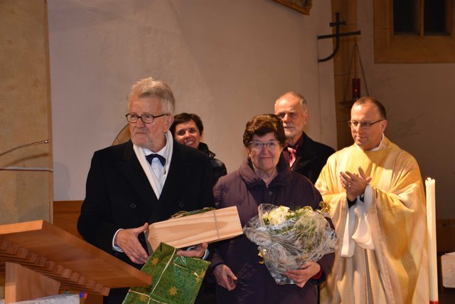 Verabschiedung: Chorleiter Bruno Öttl, seine Frau Anne und Bischofsvikar Mag. Jakob Bürgler. Im Hintergrund Sabine Valentini und Fritz Gastl vom Kirchenchor.