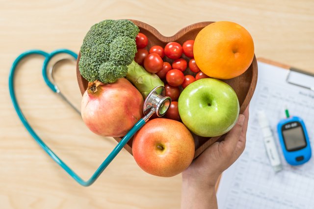 Vieles spielt zusammen, wenn es um die Erhaltung der Gesundheit oder den Umgang mit einer Erkrankung geht. | Foto: Chinnapong / Shutterstock