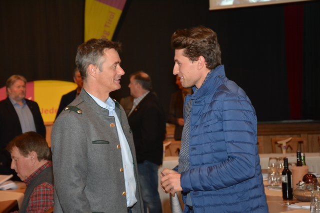 TVB Imst Geschäftsführer Thomas Köhle (l.) im Gespräch mit Guntram Jörg, Geschäftsführer der Steinb(l)ock Boulderhalle (l.)