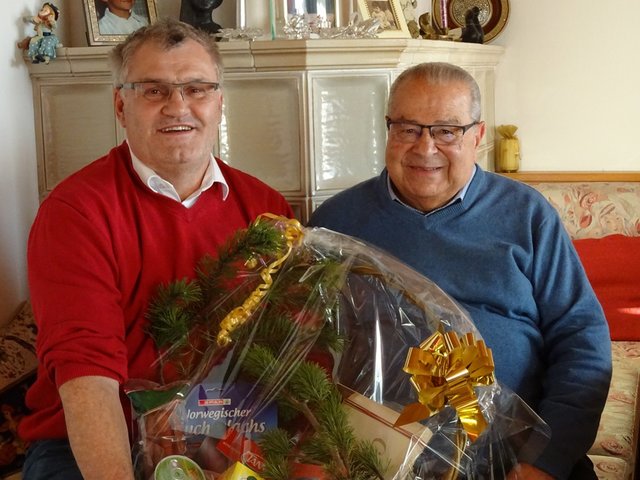 Bgm. Gerhard Obermüller (li.) gratulierte Rida El Behery zu seinem 85. Geburtstag | Foto: Gernot Schwaiger