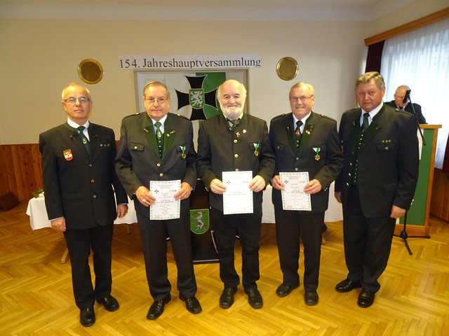 Über eine Auszeichnung in Gold freuten sich u.a. Franz Fichtinger (2.v.l.), Gottfried Höber (M.) und Alois Lafer (2.v.r.).  | Foto: ÖKB