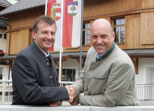 Der Geschäftsführer der Bachschmiede Bernhard Robotka und der Bürgermeister von Wals-Siezenheim Joachim Maislinger freuen sich über den Erfolg. | Foto: Die Bachschmiede