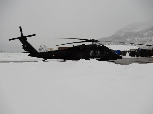 Bundesheer-Hubschrauber wurden zum "Down-Wash" an der A12 eingesetzt. | Foto: ZOOM.Tirol