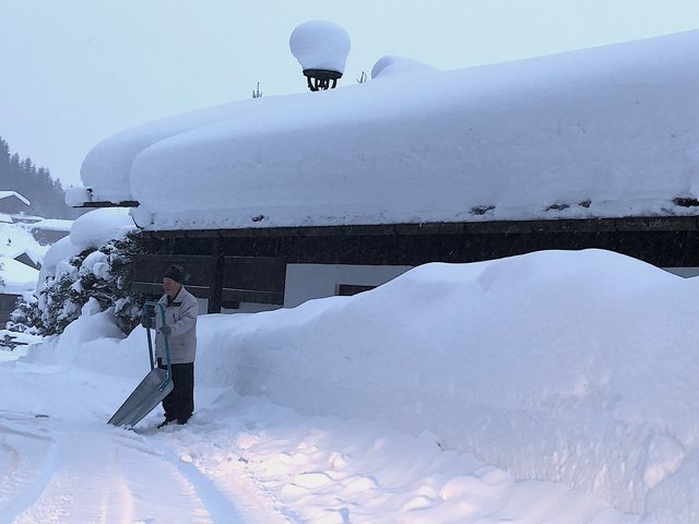 Mühevolles Schneeräumen in Waidring. | Foto: Kogler