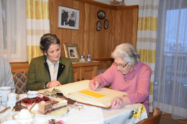 Die Wörgler Mundartdichterin Anna Hausberger (93, re) trägt sich ins Goldene Buch der Stadt Wörgl ein, sehr zur Freude von Bgm Hedi Wechner (li). | Foto: Stadtgemeinde Wörgl