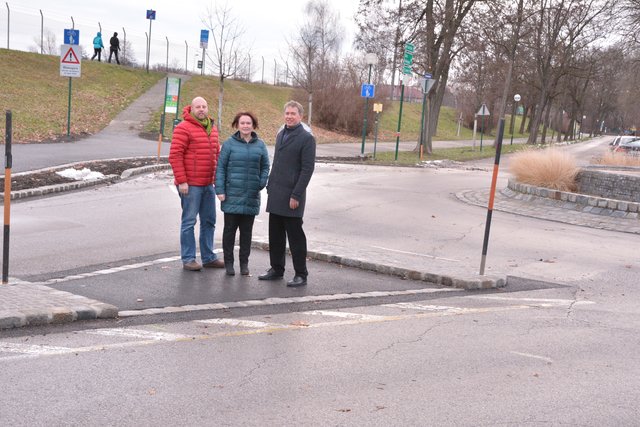 Beim Lokalaugenschein nach der Errichtung der neuen Querungsmöglichkeit für Fußgeher und Radfahrer: Ing. Thomas Rudolf (Stadtgemeinde Tulln, Abteilung Verkehr und Straßen), Stadträtin Susanne Stöhr-Eißert (Stadträtin für Bildung, Schule, Kindergärten, Kinderbetreuung, Feuerwehren und Zivilschutz) und Stadtrat Mag. Johannes Sykora (Stadtrat für öffentliche Einrichtungen, Sicherheit, Familie und Gesundheit).
 | Foto: Stadtgemeinde Tulln