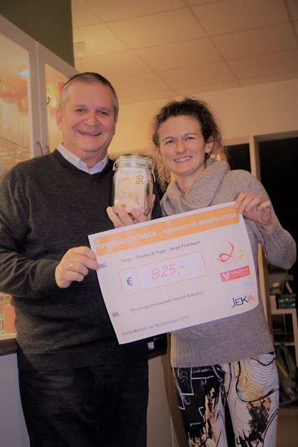 Birgit Fruhmann überreichte Gottfried Mekis den Erlös aus dem Benefiz-Yoga. | Foto: KK