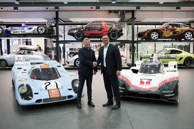 Fritz Enzinger (l.) übergab den legendären Porsche 919 Hybrid an das Porsche Museum. | Foto: Porsche