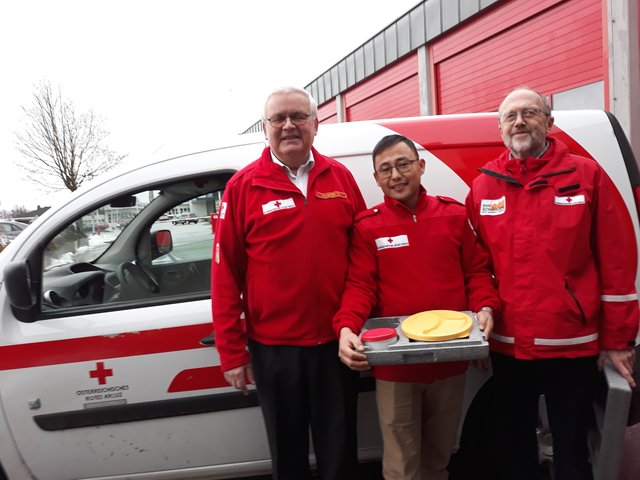 Rot Kreuz Ortsstellenleiter Wolfgang Wagner, Arif Ahmadi und Hans Peter Auzinger (Leiter der Sozialdienstgruppe). | Foto: Rotes Kreuz