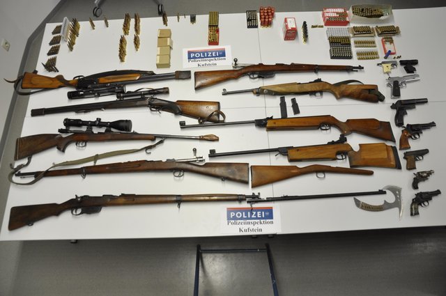 Mehrere Waffen und Munitionsteile stellte die Polizei gemeinsam mit dem Einsatzkommando "Cobra" in Thiersee sicher. | Foto: LPD Tirol