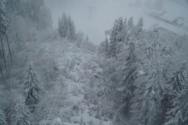 So "sieht" die Drohne die Stromleitungen bei Schwoich. | Foto: ZOOM.Tirol