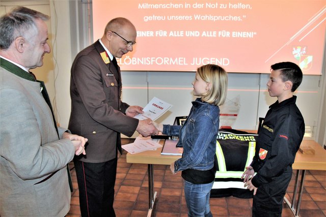Theresa Mayer und Leon Wührleitner werden zur Feuerwehrjugend angelobt. Bgm. Mag. Karl Stegh und Kdt. BR Josef Hirtenlehner | Foto: Franz Putz