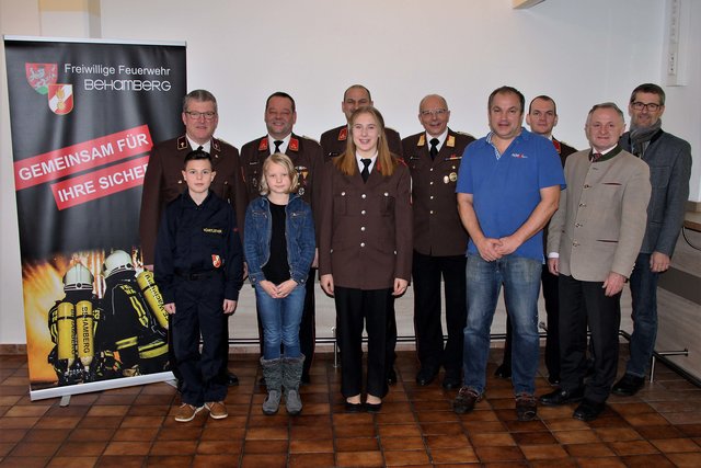 v.l.n.r. Erste Reihe: Leon Wührleitner, Theresa Mayer, PFM Christina Ratzberger, FM Jörgen Hermann Hönigl, Bgm. Karl Josef Stegh
Zweite Reihe: FKUR Franz Wimmer, EHBI Johann Reitbauer, HBI Berhard Holzer, BR Josef Hirtenlehner, OBI Hannes Buchner, VzBgm. Manfred Zeitlhofer | Foto: Franz Putz